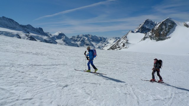 I spent a week shadowing Olly as he took a group of clients on the Haute Route. This was an awesome week with a load of great folk and a superb insight into what it was like working as a guide and looking after people on skis.